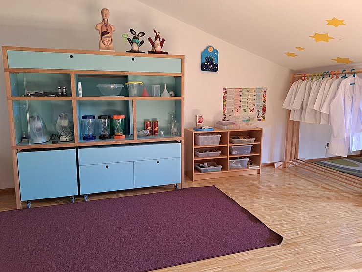 Regal mit Forschungsutensilien für den Kindergarten