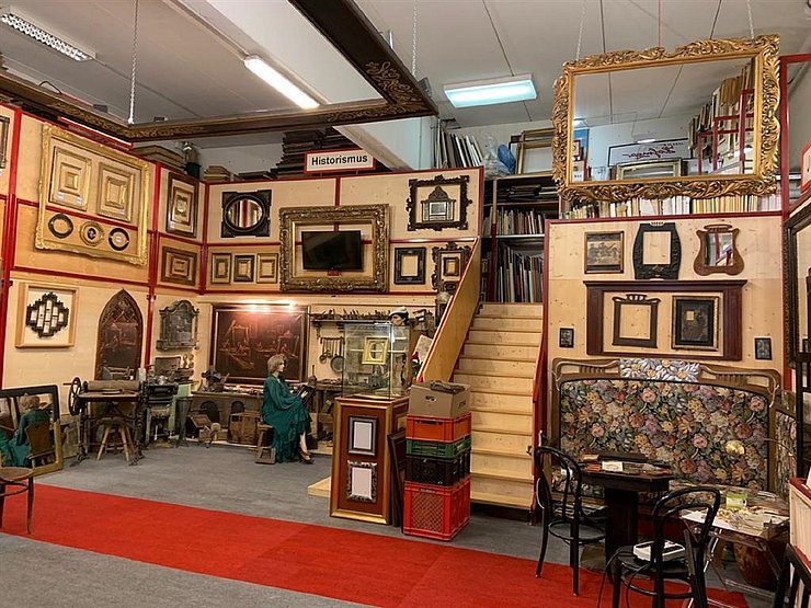Blick in einen Ausstellungsraum des "BilderRahmenMuseums Hofinger". 