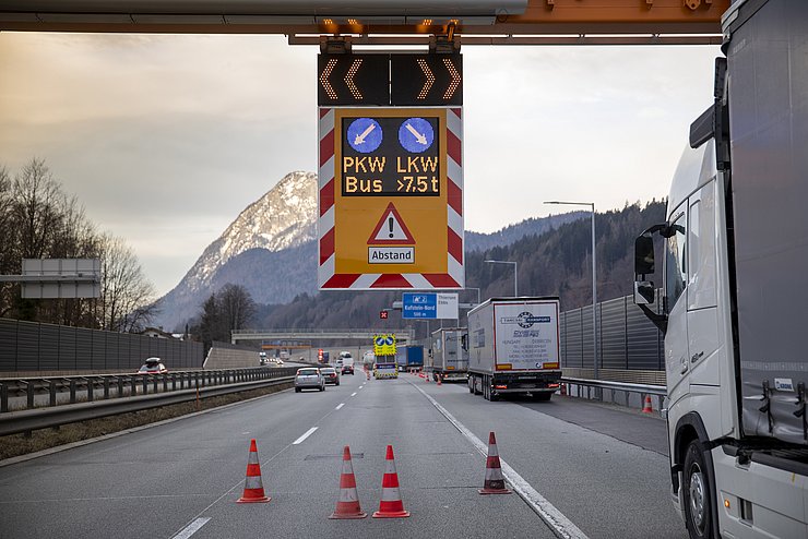 Eine LED-Tafel gibt PKW, Bussen und LKW die Spur vor.