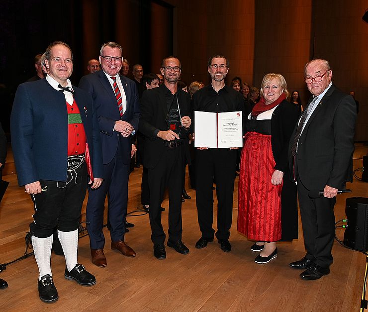 LR Johannes Tratter überreichte in der Kategorie "Frauen-Männer-Jugend-Kinderchöre und Ensembles" den Landespreis 2020 an den Choropax Kammerchor Wattens.