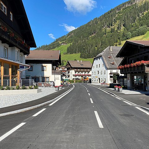 Blick in Richtung Staller Sattel nach Sanierung der Ortsdurchfahrt: links Gemeindeamt, rechts Tourismushaus.