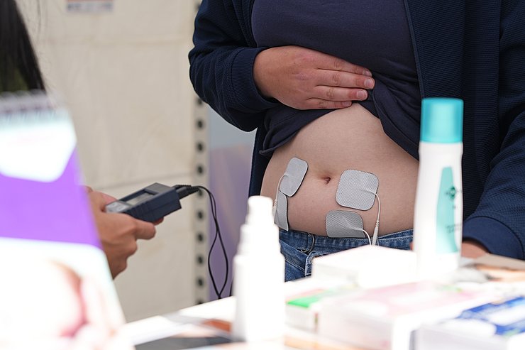 © Land Tirol/Dorfmann Frau hat Pads auf Bauch