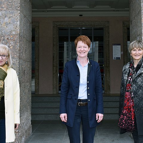 Antrittsbesuch bei LRin Beate Palfrader (li), im Bild mit Obfrau Christine Lintner (Mitte) und GFin Evelyn Darmann. 