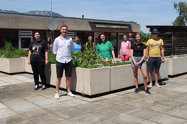 von links: Jasmin Atzl, Helin Caliskan, Max Sprenger, Sigrid Steiner (Direktorin), Sonja Eder-Seibl (Bildungsdirektion Tirol), LHStvin Ingrid Felipe, Elke Zach (Klassenvorständin), Michael Geßlbauer (Mathematiklehrer), Sophia Mairhofer, Sebastian Hechenleitner - im Kräuter- und Obstgarten.