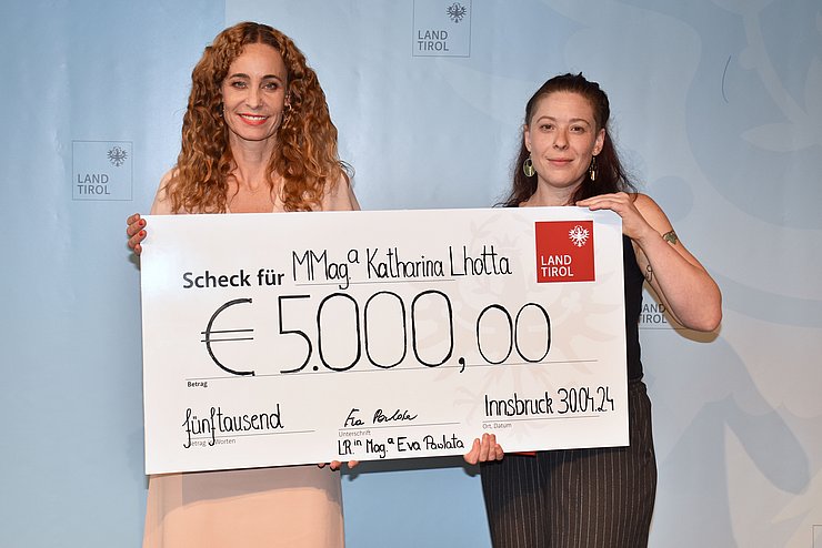 Lhotta und LRin Pawlata halten Scheck