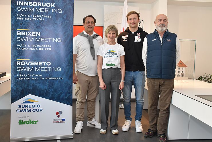 (Von li.): Robert Krismer (Tirol), Sabine Mair Dejakum (Brixen) und Gianfranco Barbiero (Rovereto) mit Schwimm-WM-Silbermedaillengewinner 2024 Simon Bucher (2. von re.).