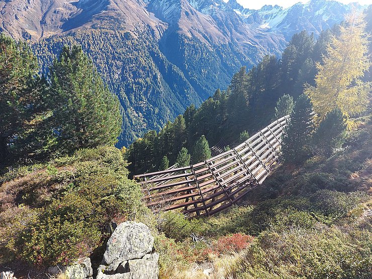 Schutzwand in den Bergen