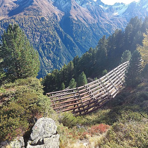 Schutzwand in den Bergen