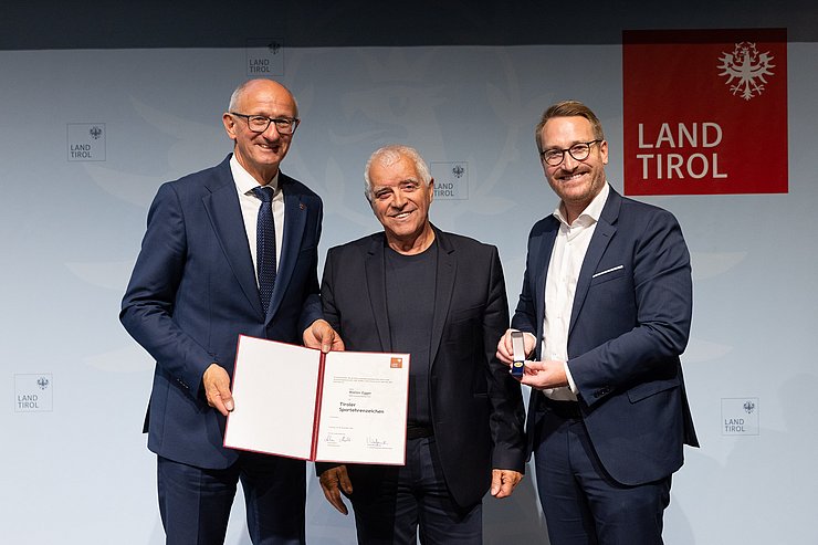Verleihung Tiroler Sportehrenzeichen 2026, v. l. n. r. LH Anton Mattle, Walter Egger, 1. LHStv. Philip Wohlgemuth