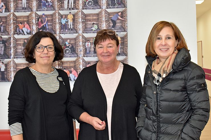 WerkRaum-Leiterin Brigitte Huter-Pomarolli und Ingrid Mair, Geschäftsführerin des Vereins Tafie führten Landesrätin Gabriele Fischer durch die neuen Räumlichkeiten des WerkRaums in Vomp.