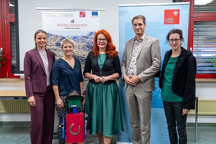 Präsentierten das neue STEAM-Lab in Wörgl (v. l.): Bettina Ellinger (Bildungsdirektion für Tirol), Elfriede Klingler (Geschäftsführerin Regionalmanagement Kitzbüheler Alpen), Bildungslandesrätin Cornelia Hagele, Michael Riedhart (Bürgermeister Stadtgemeinde Wörgl) und Sonja Altenburger (Obfrau Wirtschaftskammer Kufstein).