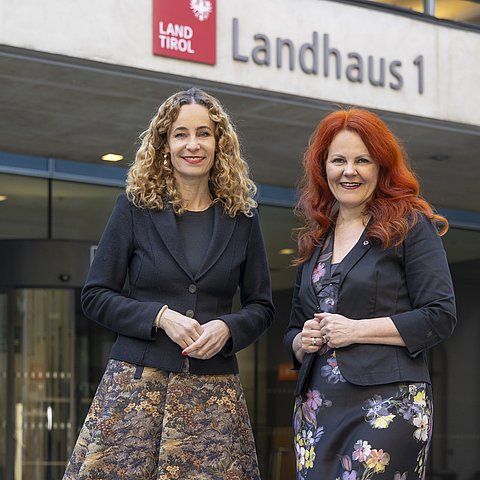 Gesundheitslandesrätin Cornelia Hagele und Frauenlandesrätin Eva Pawlata machen anlässlich des Aktionstags am 28. Mai auf Frauengesundheit aufmerksam.