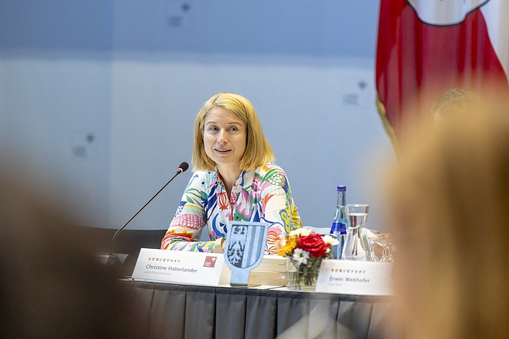 © Land Tirol/Sedlak Nahaufnahme einer Frau mit bunter Kleidung.
