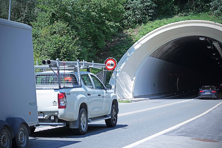 © Land Tirol/Trenker Auto fährt in Tunnel
