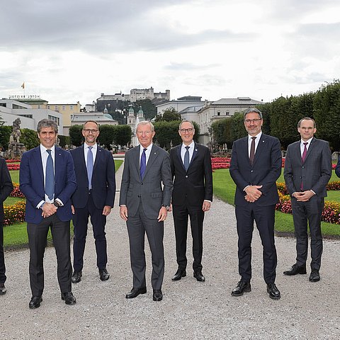 Von links: LH Günther Platter (Tirol), Alan Christian Rizzi (Lombardei), Präs. Norman Gobbi (Tessin), Landeshauptmann Wilfried Haslauer (Salzburg), Regierungspräsident Christian Rathgeb (Graubünden), Landeshauptmann Arno Kompatscher (Südtirol), Staatssekretär Bendikt Van Spyk (St. Gallen) und Landeshauptmann Markus Wallner (Vorarlberg).