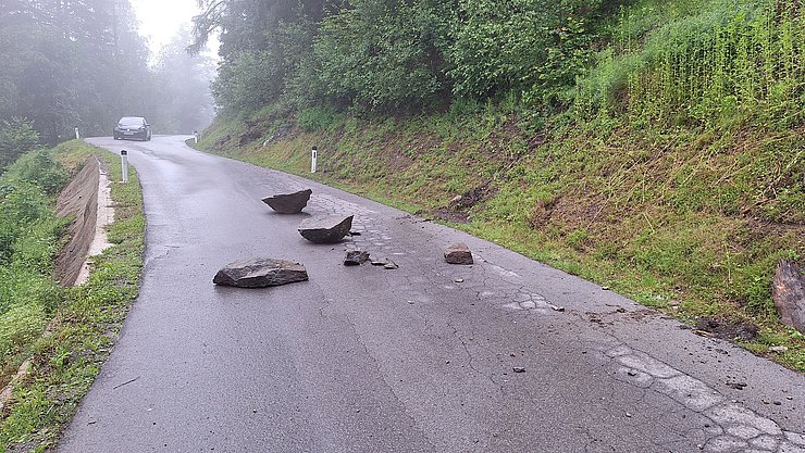 Steinbrocken auf Straße