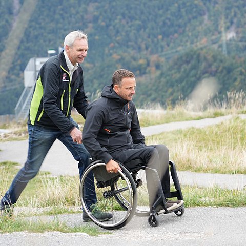 Mann mit Rollstuhl 