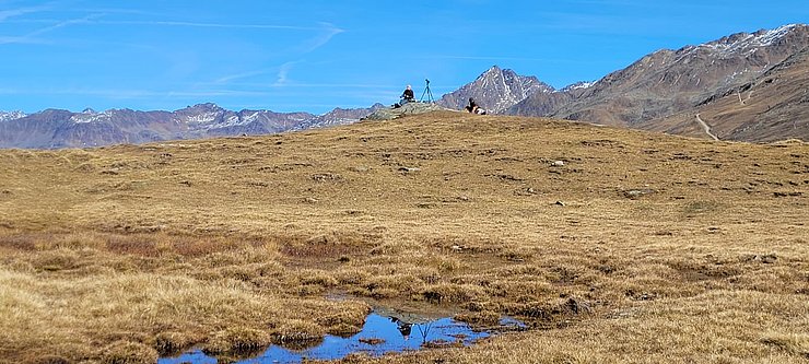 Freiwillige in herbstlicher Berglandschaft
