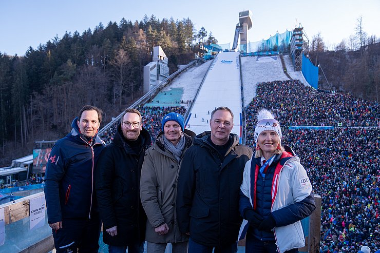 © Ski Austria Begrüßen die vorliegende Entscheidung (v.li.): ÖSV-Generalsekretär Christian Scherer, Sportreferent LHStv Philip Wohlgemuth, Innsbrucks Bürgermeister Johannes Anzengruber, Sportreferent Vizekanzler Andreas Babler und ÖSV-Präsidentin Roswitha Stadlober.
