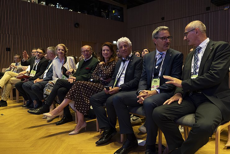 Personen im Publikum sitzend