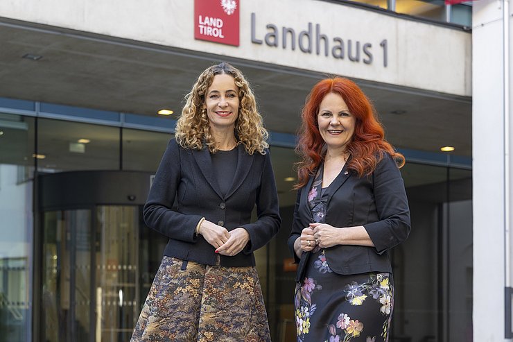 Zwei Frauen stehen vor dem Eingang zum Landhaus 1 im Meraner Innenhof.