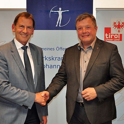 Gesundheitslandesrat Bernhard Tilg mit Paul Sieberer (li.), Obmann des Gemeindeverbandes Bezirkskrankenhaus St. Johann i.T..