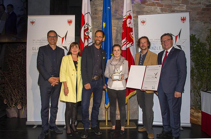 Bei der ersten länderübergreifenden Verleihung 2017 in Franzensfeste. v.li.: LH Arno Kompatscher (Sütirol), LRin Beate Palfrader, die PreisträgerInnen des Tiroler Jugendbeirates und LH Günther Platter.