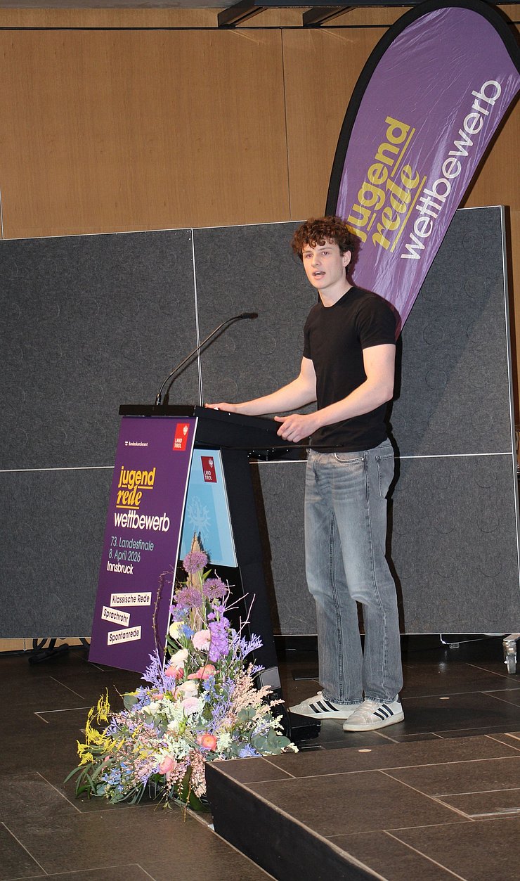 Jugendlicher spricht in Mikrofon