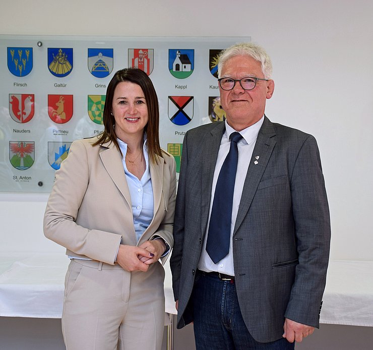 Ein Foto von Landesrätin Astrid Mair und Bezirkshauptmann Siegmund Geiger