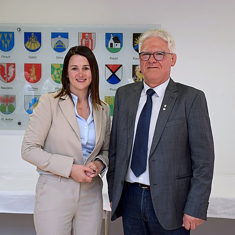 Ein Foto von Landesrätin Astrid Mair und Bezirkshauptmann Siegmund Geiger