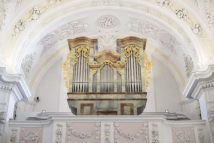 Die neue Orgel der Georgskapelle wurde 2010 errichtet und orientiert sich am typischen Instrumentenbau der Region um 1725.