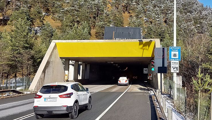 Tunnelportal des Lermooser Tunnel mit digitaler Anzeige