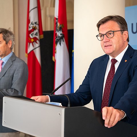 Landeshauptmann Günther Platter und Günter Weiss, Direktor der Universitätsklinik für Innere Medizin, bei der heutigen Pressekonferenz im Innsbrucker Landhaus.