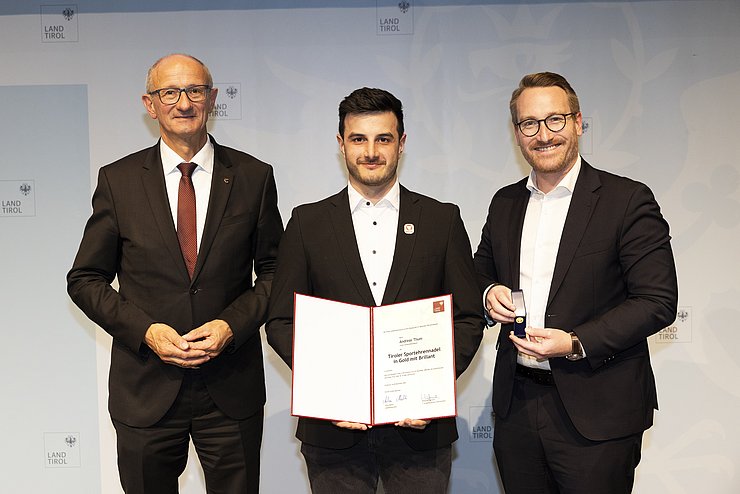 © Land Tirol/W9 Mario Webhofer v.l.n.r.: LH Anton Mattle, Andreas Thum, 1.LH-Stv. Philip Wohlgemuth