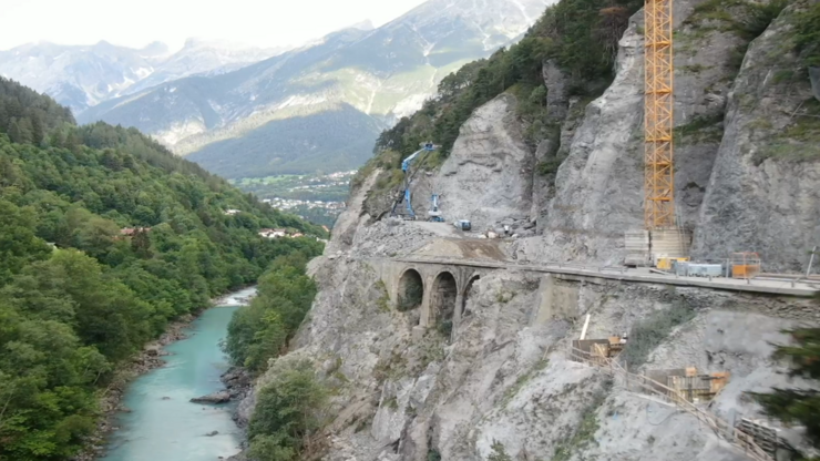 In schwierigem Gelände und unter äußerst beengten Platzverhältnissen wird an der L 76 zwischen Landeck Süd und Fließerau die 772 Meter lange Schlossgalerie errichtet. 