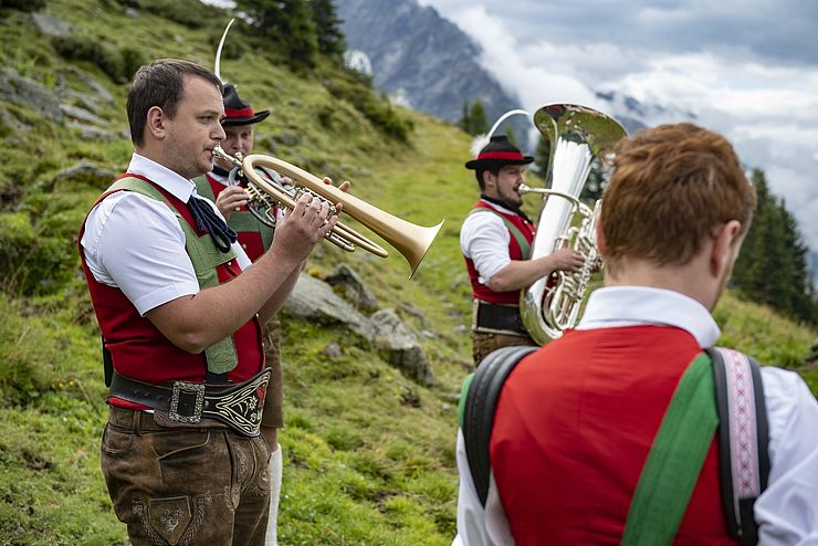 „Tirol zualosen“ – eine Initiative zur Belebung der Gastgärten und Unterstützung heimischer VolksmusikerInnen. 