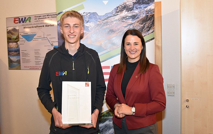 © Land Tirol/Gerzabek Jugend- und Arbeitslandesrätin Astrid Mair gratulierte André Heiseler in seinem Betrieb in St. Anton am Arlberg zum "Lehrling des Monats Dezember 2025".