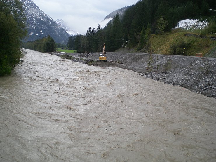 Aufweitung am linken Ufer oberhalb der Landesstraßenbrücke