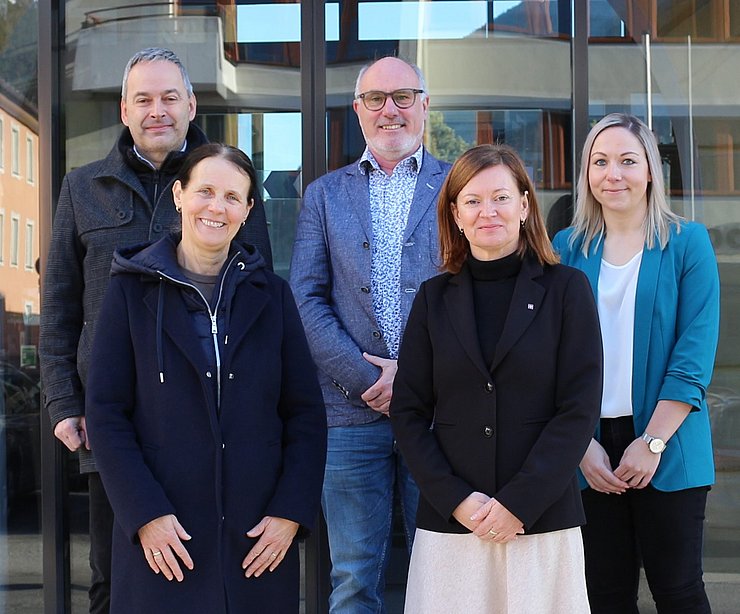 Gruppenfoto der Angelobung vor der Bezirkshauptmannschaft