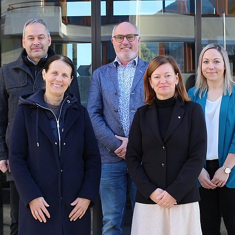 Gruppenfoto der Angelobung vor der Bezirkshauptmannschaft