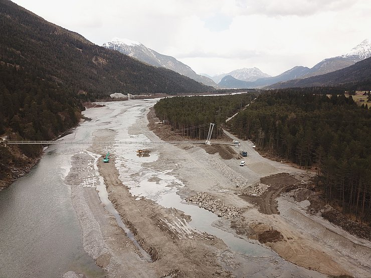 Die Abtragsarbeiten der Aufweitungsfläche sind großteils abgeschlossen. Die Uferverbauung im Bereich der neuen Hängebrücke nimmt Formen an... (April 2021)