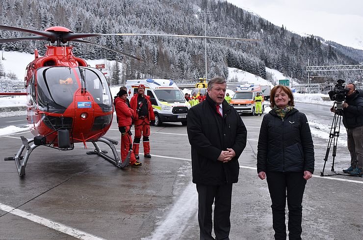 LR Tilg und LRin Stocker präsentierten am Brennerpass den grenzüberschreitenden Rettungsdienst zwischen Tirol und Südtirol - flankiert von Einsatzkräften der beiden Länder.