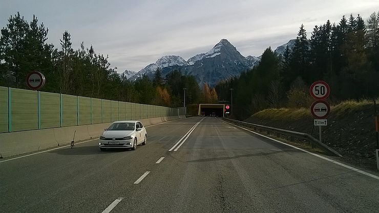 Auto fährt aus Autobahn-Tunnel heraus