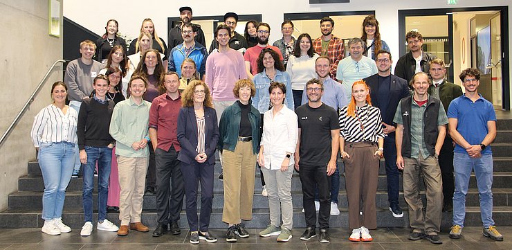 © Land Tirol Eine Gruppe Menschen stehend