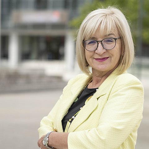 Arbeits- und Bildungslandesrätin Beate Palfrader: "Mit der Auszeichnung ‚Lehrling des Jahres‘ will das Land Tirol verdiente Lehrlinge vor den Vorhang holen und einer breiten Öffentlichkeit präsentieren."