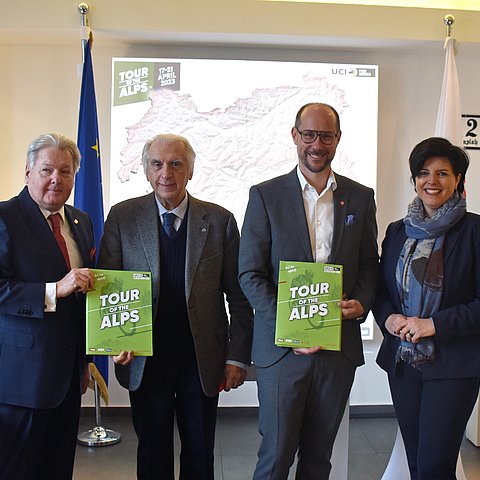 Die Präsentation der Radteams der Tour of the Alps erfolgte im Euregio-Infopoint in Innsbruck. V.l. Harald Mayer, Präsident des Österreichischen Radsportverbandes, Giacomo Santini, Präsident des Tour-of-the-Alps-Veranstalters Gruppo Sportivo Alto Garda, Tourismuslandesrat Mario Gerber sowie Karin Seiler, Präsidentin des EVTZ Euregio Connect und Geschäftsführerin der Tirol Werbung.