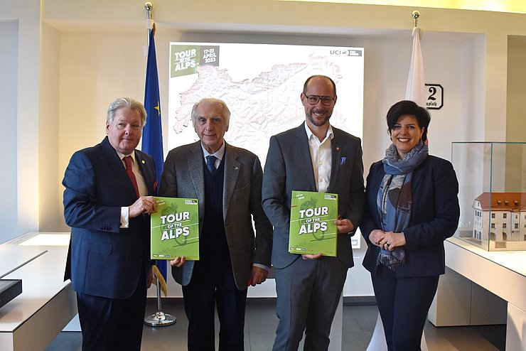 Die Präsentation der Radteams der Tour of the Alps erfolgte im Euregio-Infopoint in Innsbruck. V.l. Harald Mayer, Präsident des Österreichischen Radsportverbandes, Giacomo Santini, Präsident des Tour-of-the-Alps-Veranstalters Gruppo Sportivo Alto Garda, Tourismuslandesrat Mario Gerber sowie Karin Seiler, Präsidentin des EVTZ Euregio Connect und Geschäftsführerin der Tirol Werbung.