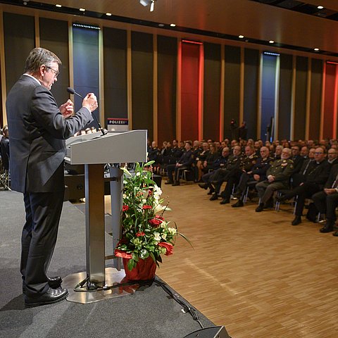 Gastgeber LH Günther Platter konnte sich über einen bis auf den letzten Platz besetzten Saal freuen.