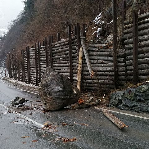 Unter anderem stürzte auch ein riesiger Felsbrock auf die L 76 Landecker Straße.