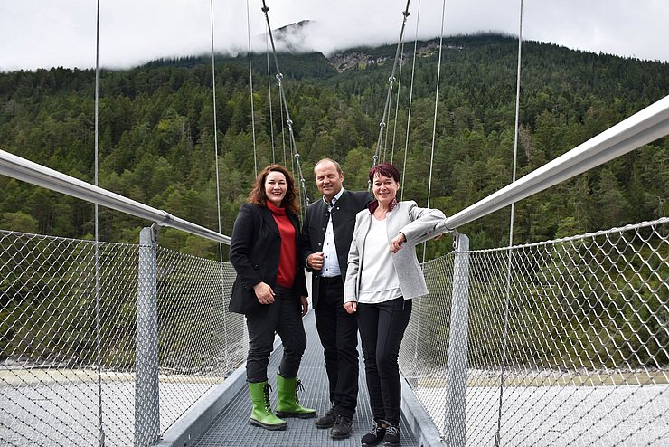 Gruppenfoto auf Hängebrücke